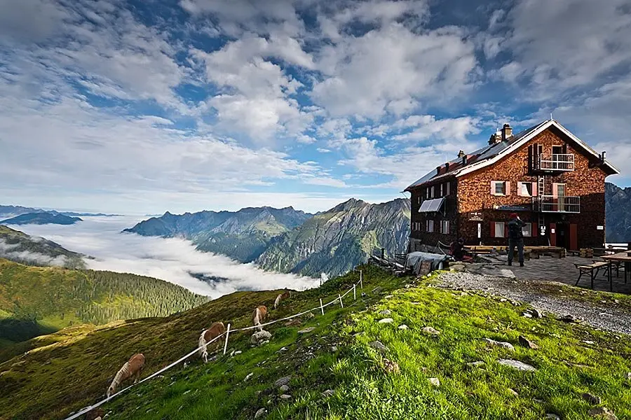 Die Kaltenberghütte im Verwall, eine der Nachbarhütten der Konstanzer Hütte.  | © Michael Dörfer